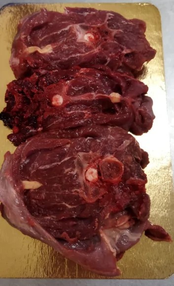 Шея косули на кости Фото Шея косули на кости