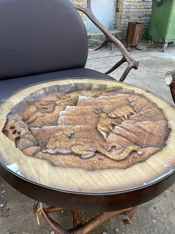 Стол на ножке из рога оленя Фото Стол на ножке из рога оленя